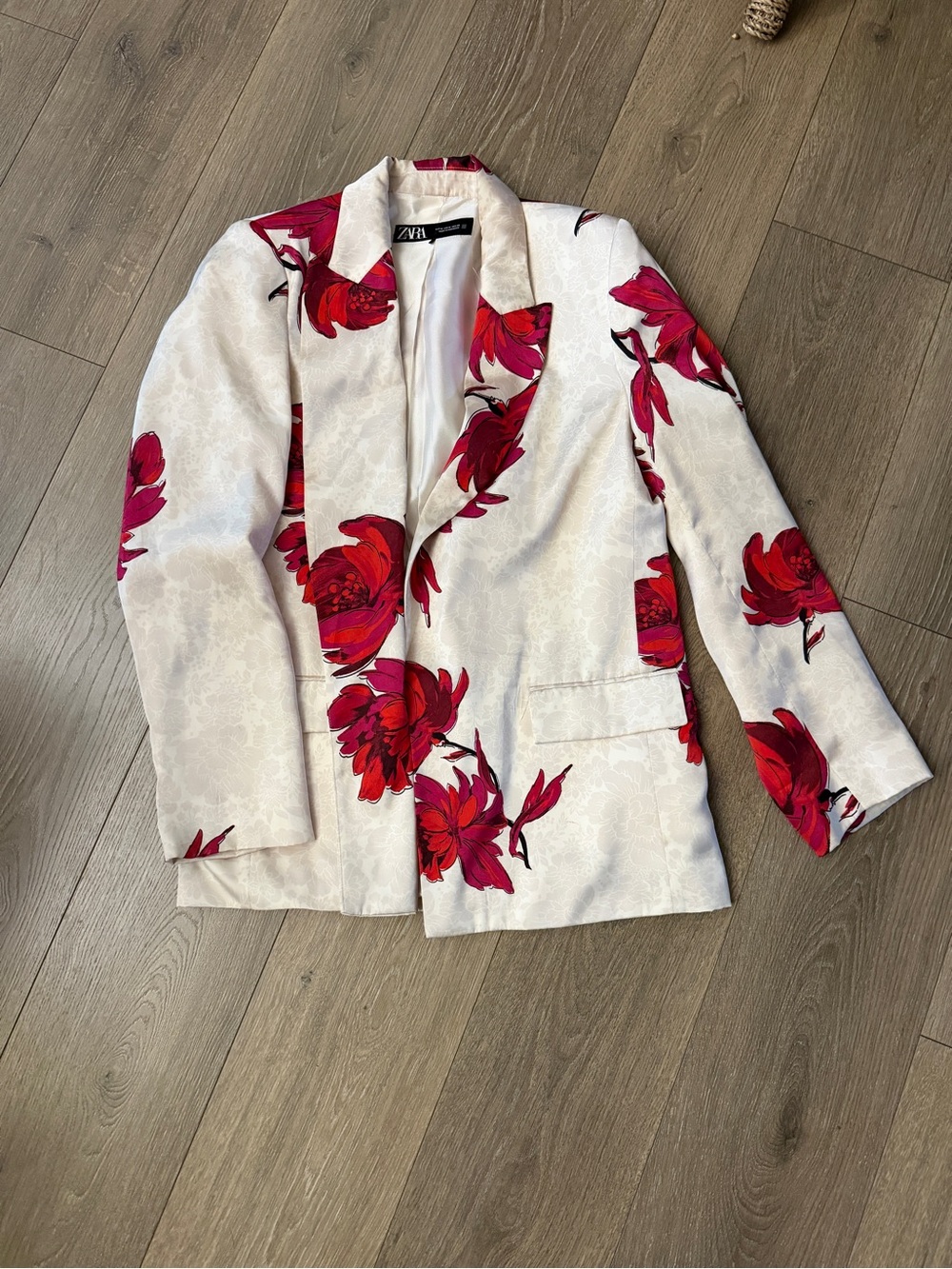 ZARA satin effect White beige Blazer with Red and fuscia Floral Print size mediu